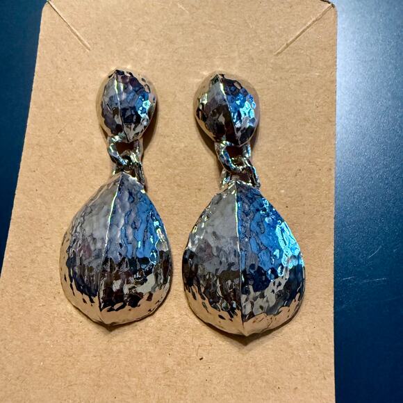 Vintage Pair of Avon Silver Tone Drop Earrings - Picture 14 of 15